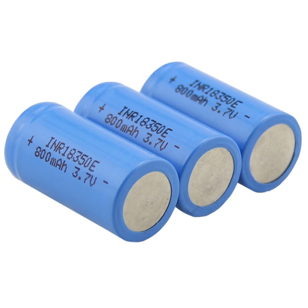 Bateria recargable 18350 800mAh 3,7V en detalle mostrando su tamaño compacto