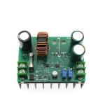 Módulo convertidor solar portátil DC DC 600W con componentes electrónicos visibles