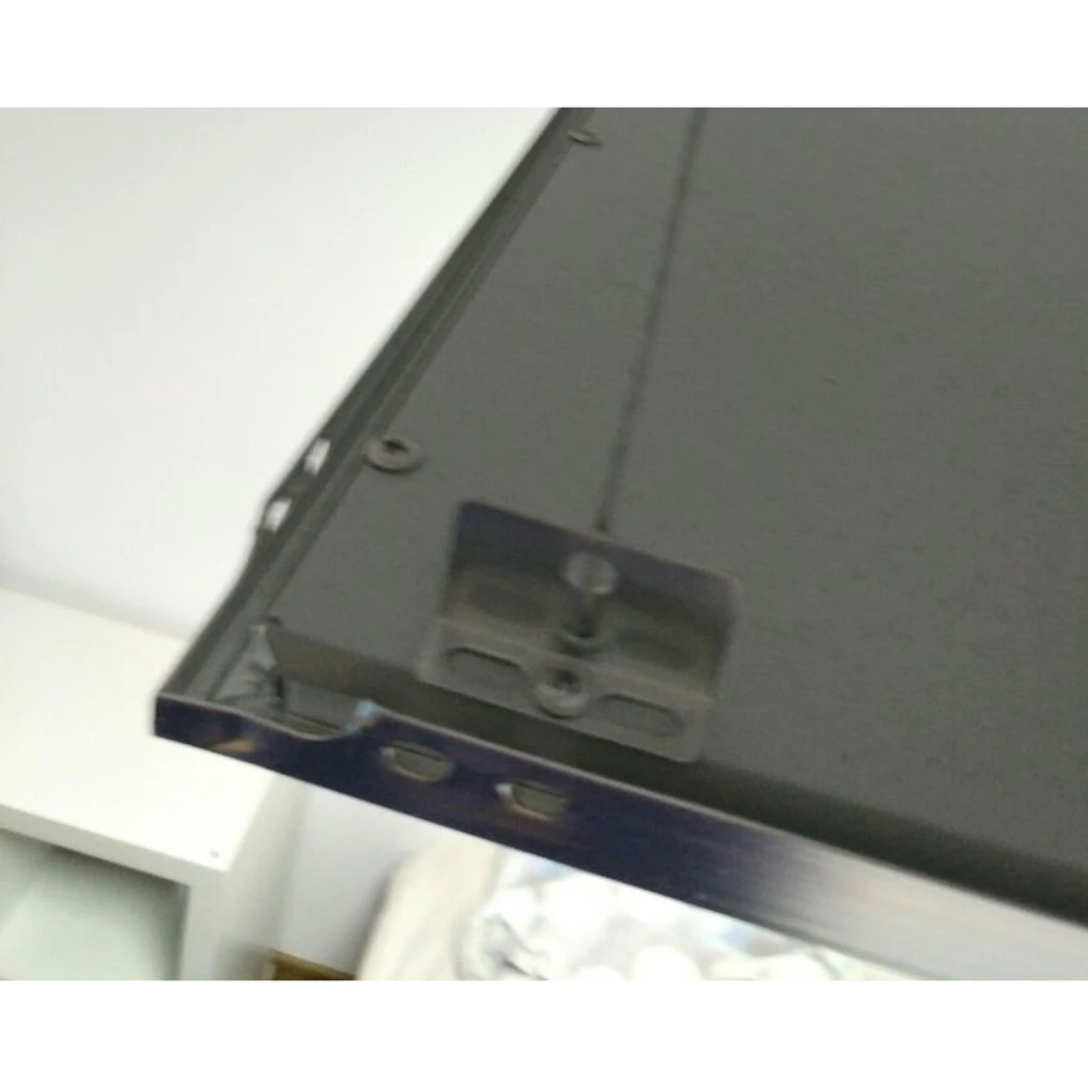 Kit suspensión para paneles LED en instalación de techo mostrando tensores ajustables