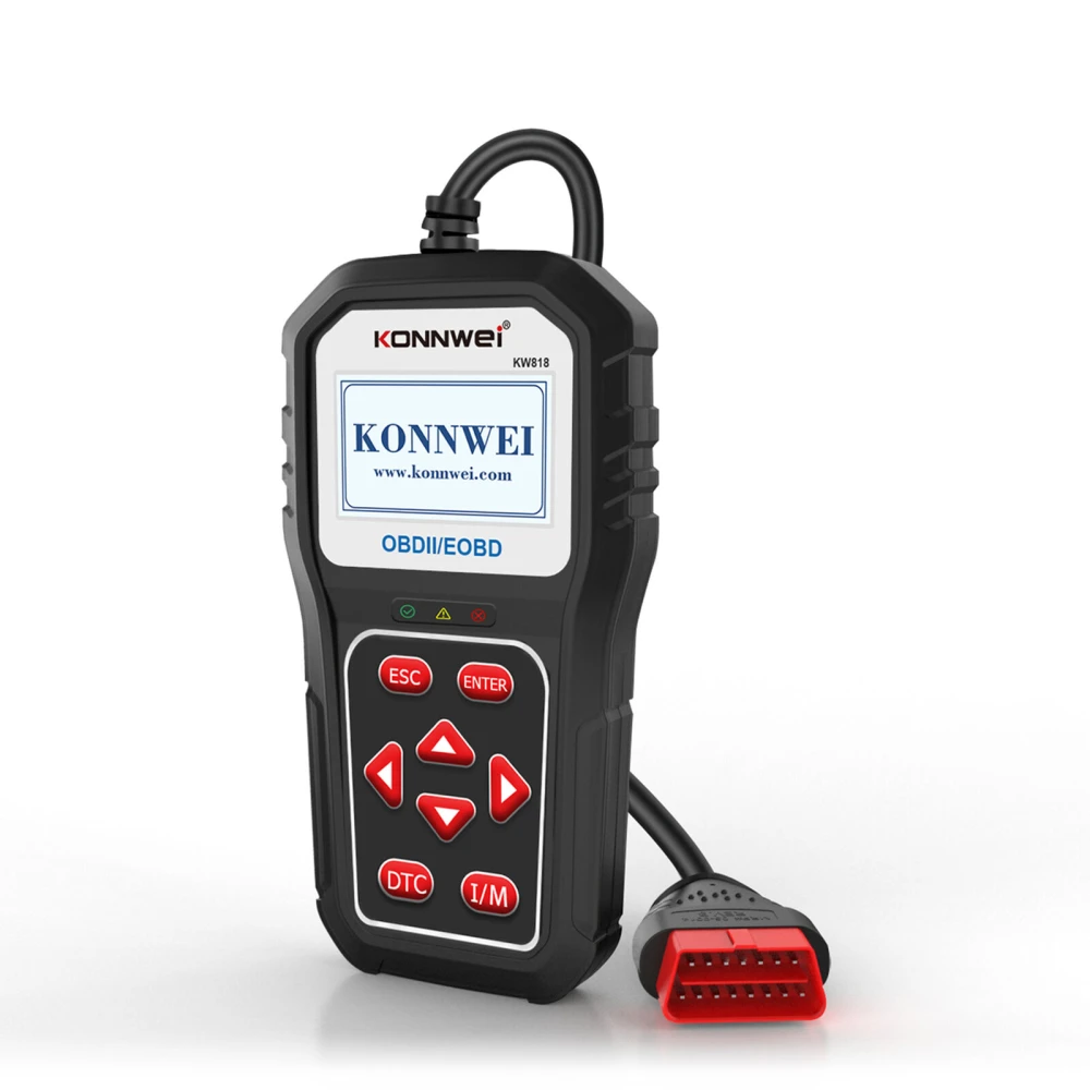 Herramienta de diagnóstico universal KONNWEI KW818 conectada a puerto OBD-II
