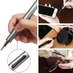 Mini destornillador eléctrico en uso desmontando dispositivo electrónico