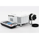 Vista frontal del mini proyector 1080p UC28+ con múltiples conexiones